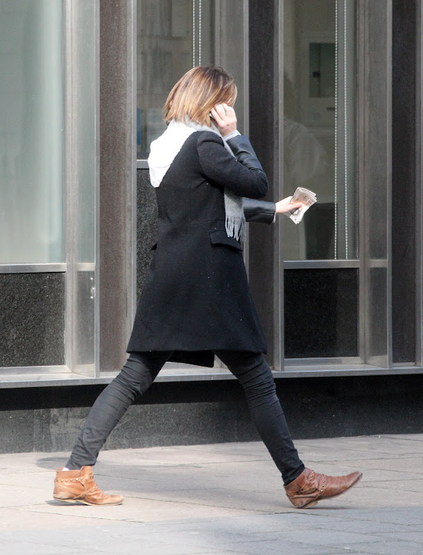 EMMA WATSON walking around Chelsea with a ctash of cash in her hand