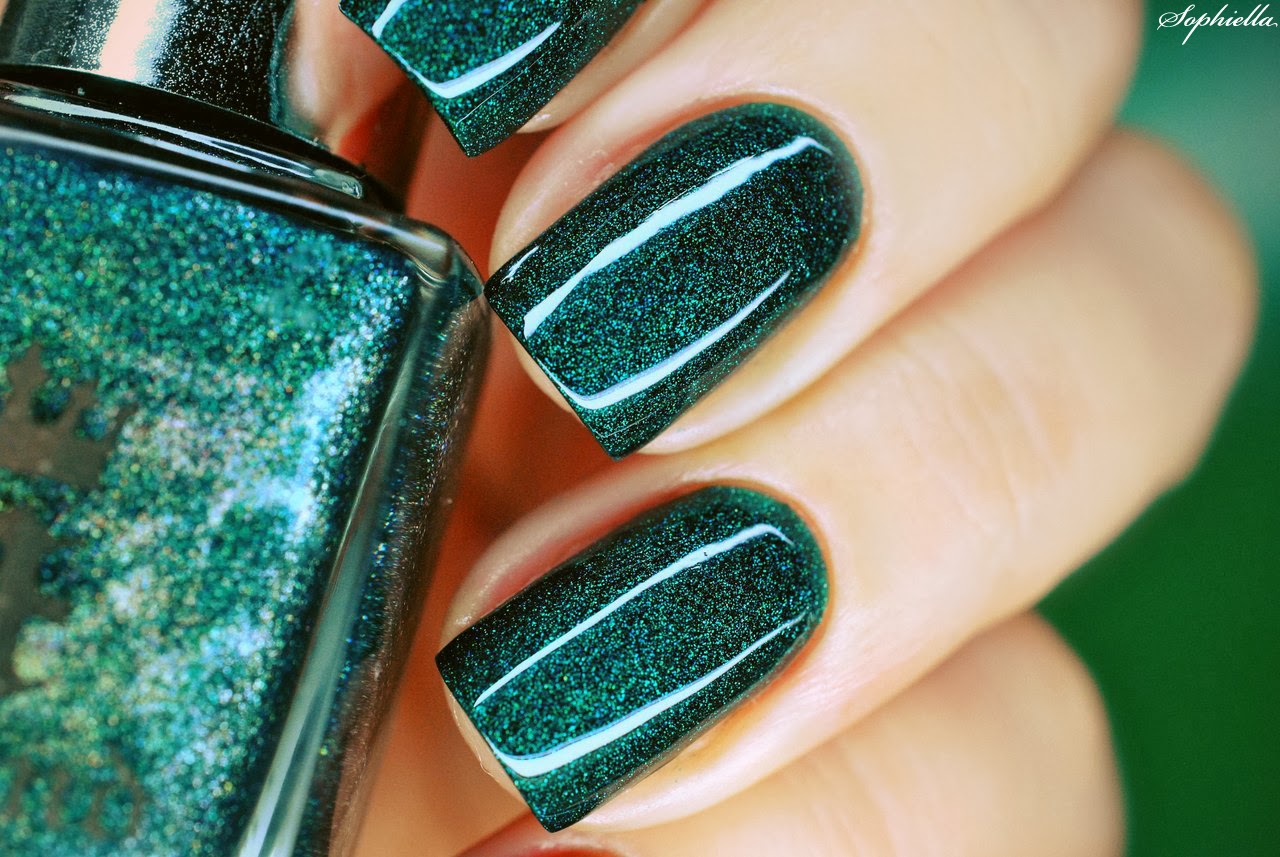 Лак для ногтей изумрудного цвета.