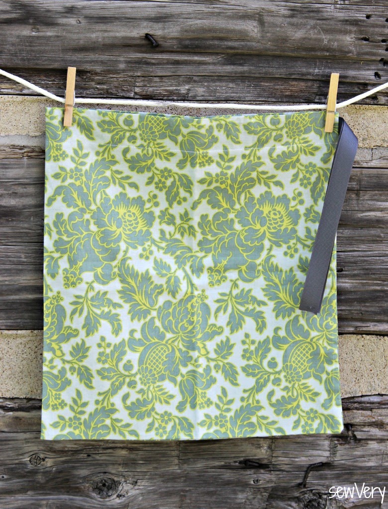 sewVery A sewVery Simple Fabric Gift and Storage Bag Tutorial