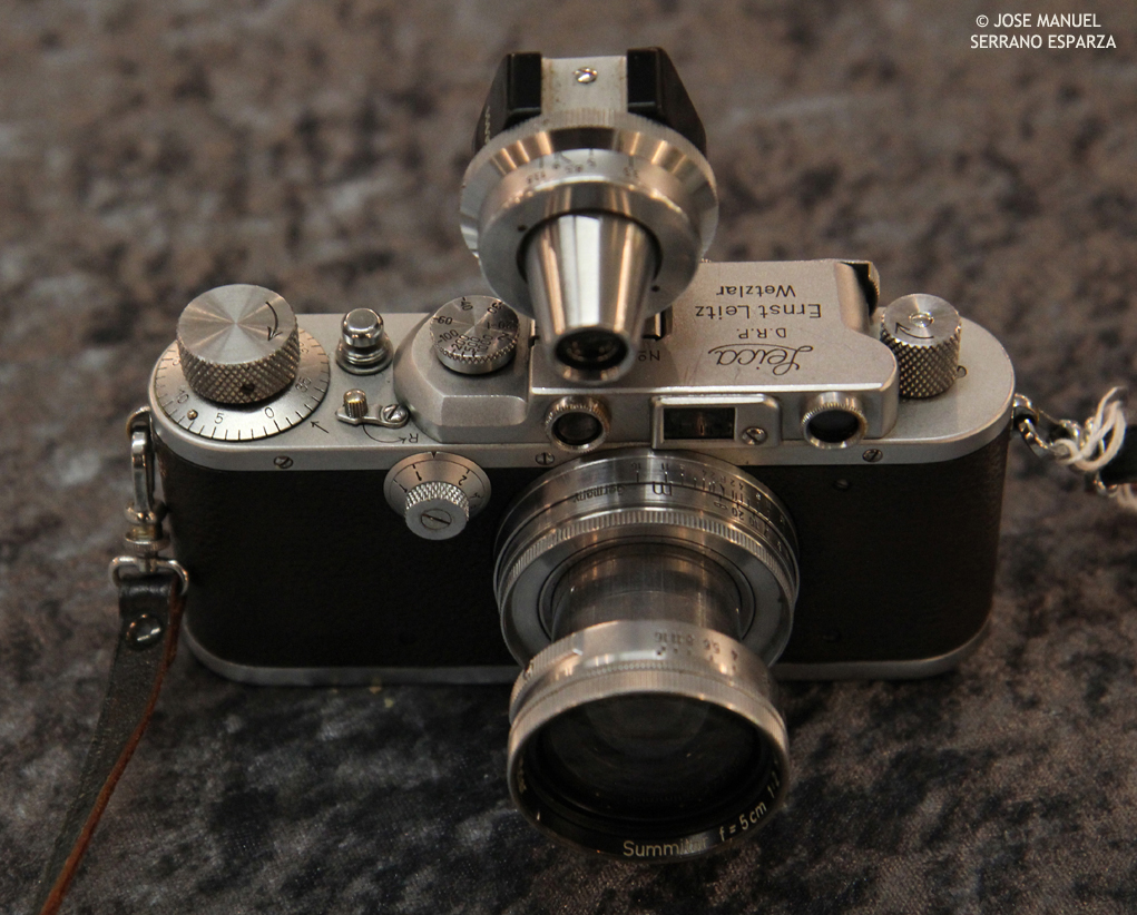 Elrectanguloenlamano Alfred Eisenstaedt S Leica Iiia Which Captured V J Day Kiss In Times Square Auctioned At Westlicht For 114 000 Euros