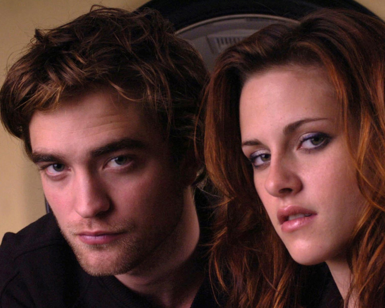 http://3.bp.blogspot.com/-cRDbV4r_KAE/UMS24FD-LHI/AAAAAAAAN2Q/rw8e4Y4-bKE/s1600/robert-pattinson-kristen-stewart-room1-1280x1024.jpg