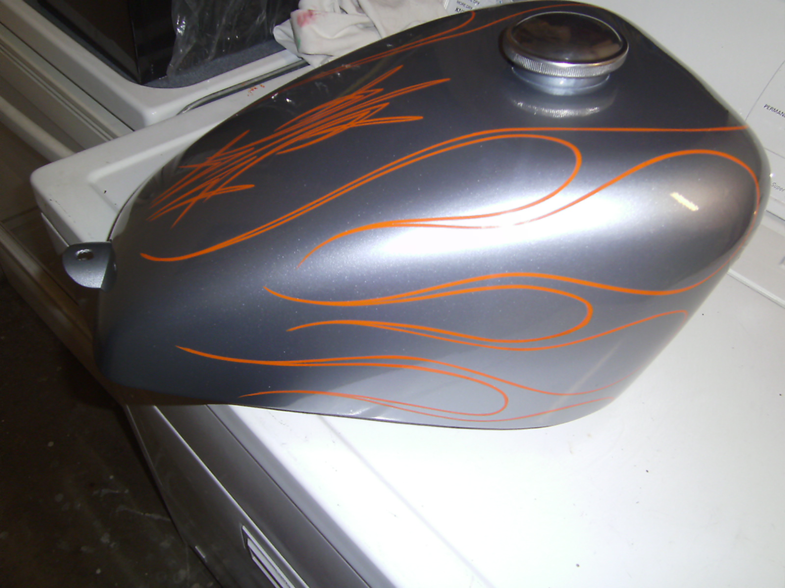 Fofin pinstriping Bike tanks!!