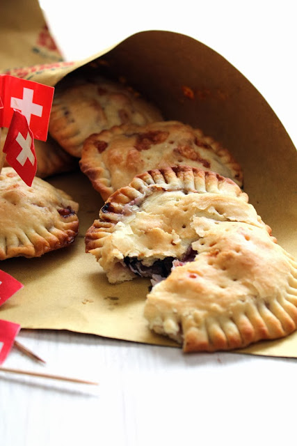 Panzerotti al forno con radicchio, Speck e Gruyere per Swiss Cheese Parade