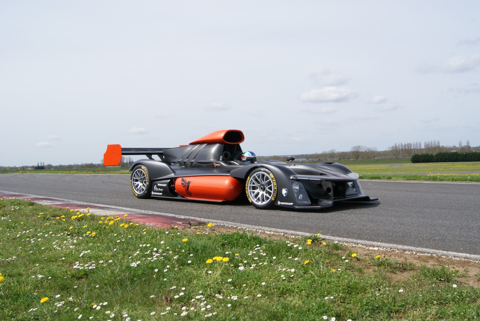 Une voiture de course électrique testée sur le circuit d'Albi
