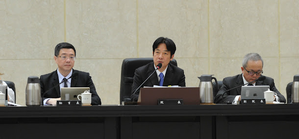 雙首長制?左支右絀、搖搖欲墜嗎?全國最高"行政"首長行政院長賴清德說的清楚明白:他是總統的幕僚長,沒有兩個太陽問題!這還需要修這方面的憲嗎? 雙首長制?左支右絀、搖搖欲墜嗎?全國最高"行政"首長行政院長賴清德說的清楚明白:他是總統的幕僚長,沒有兩個太陽問題!這還需要修這方面的憲嗎?