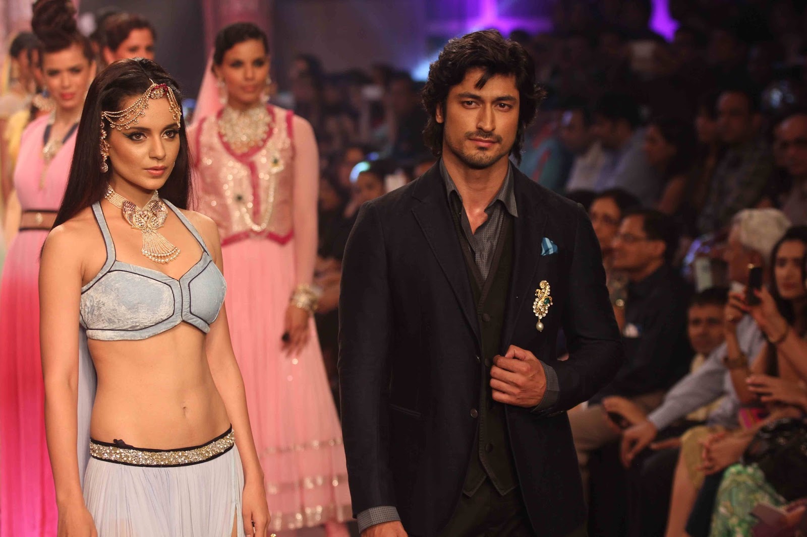 http://3.bp.blogspot.com/-cWNCfCcx1M4/UgXp0438NSI/AAAAAAAAaN0/nk2pAwnzFq0/s1600/Kangana+Ranaut,+Vidyut+Jamwal+Walk+the+ramp+for+Birdhichand+Ghanshyamdas+on+Day+4+of+IIJW+2013+(3).JPG