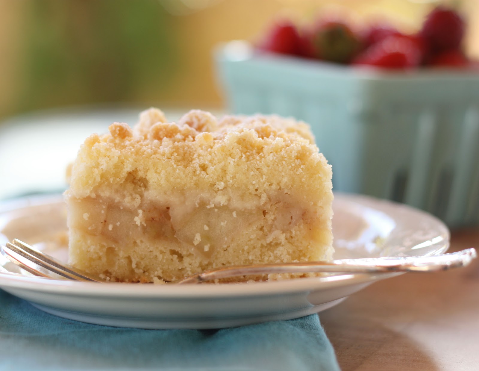A little of everything: fruit crumble cake Apple Crumble Slice - A Spoonful of Sugar