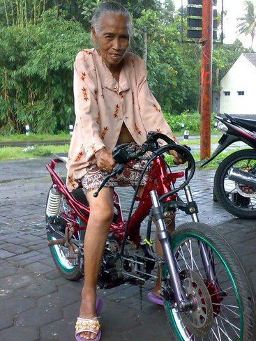 Aksi dan Tingkah Para Nenek Nenek Gaul