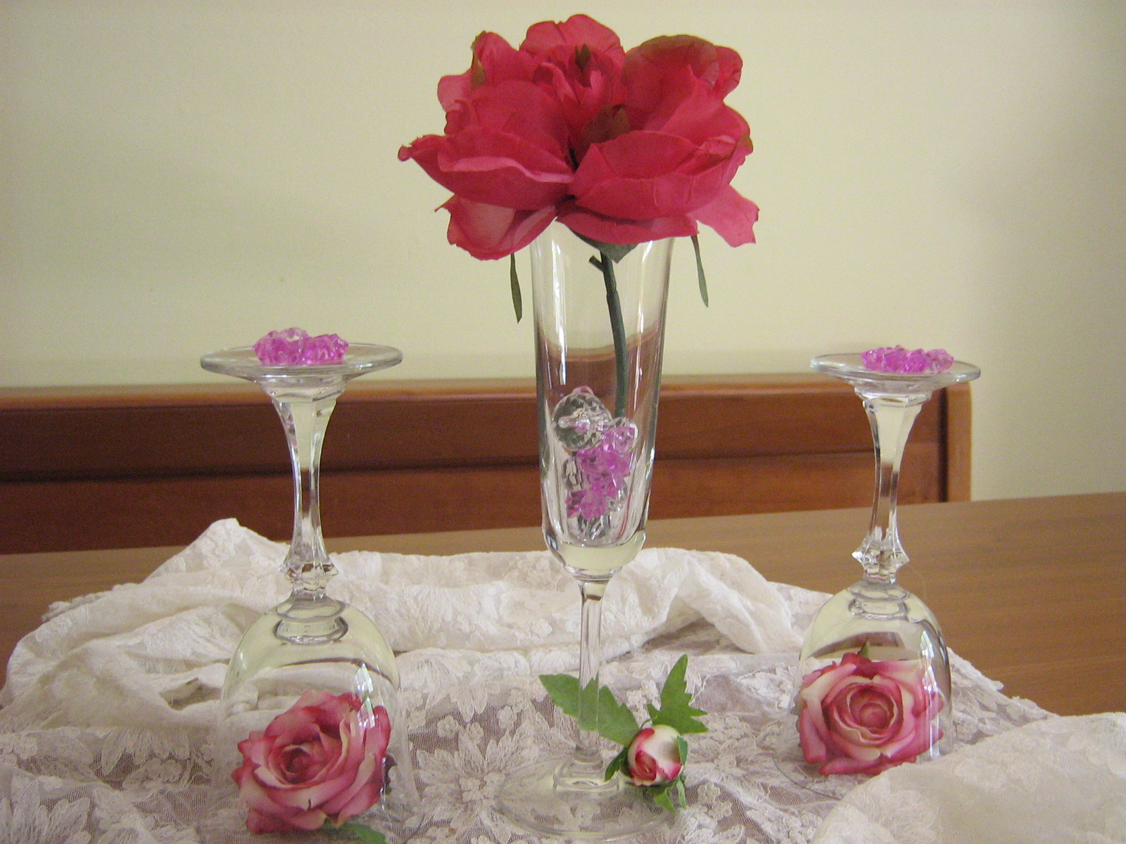 Centrotavola Con Bicchieri Di Vetro Fiori fiocchi e fantasia: CENTROTAVOLA CON BICCHIERI E FIORI