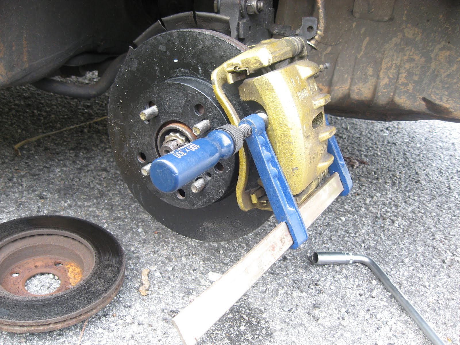 AE111 twin pot replacing front disc and brake pad Zerotohundred