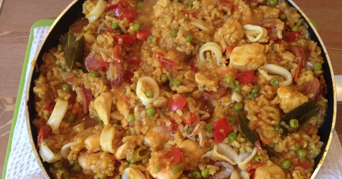 kuchnia z widokiem na ogród Paella z chorizo, kurczakiem i owocami morza