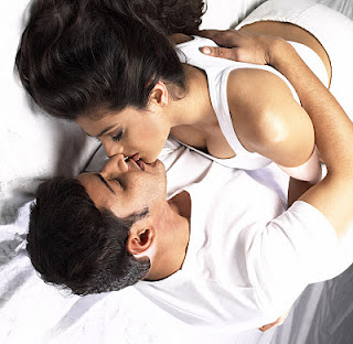 Amisha-Patel-Mahesh-Babu-Long-Lip-Kiss-i