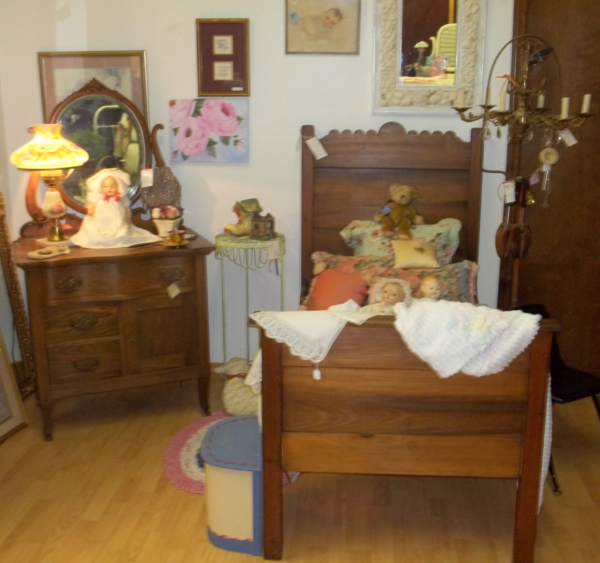 PICKIN and PAINTIN........... ANTIQUE YOUTH BED