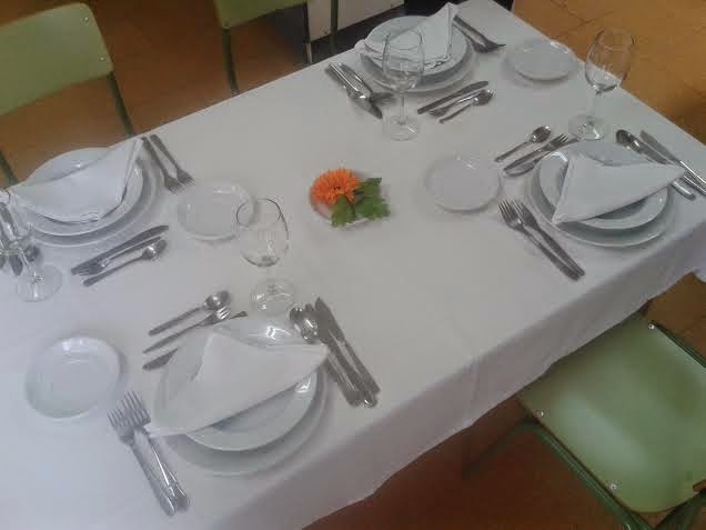 la cafetería: montaje de mesas.