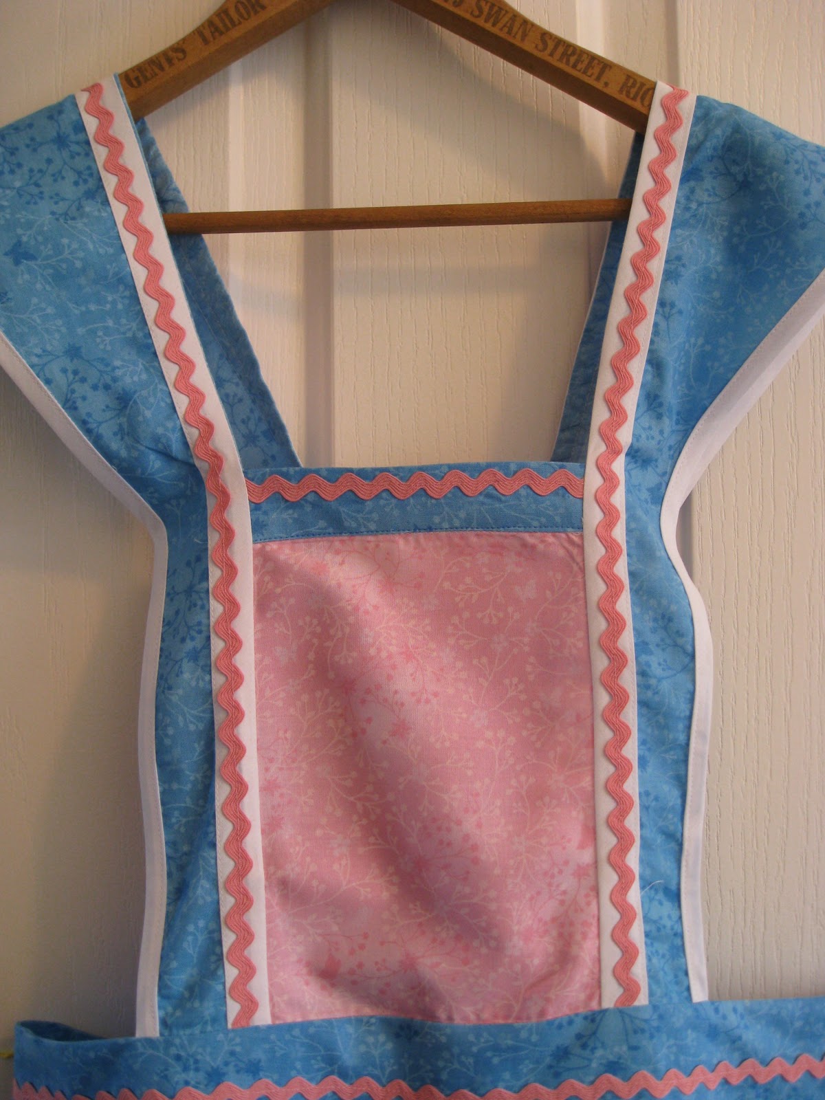 Vicki's Fabric Creations Crossed Shoulder Strap ApronTutorial Uploaded