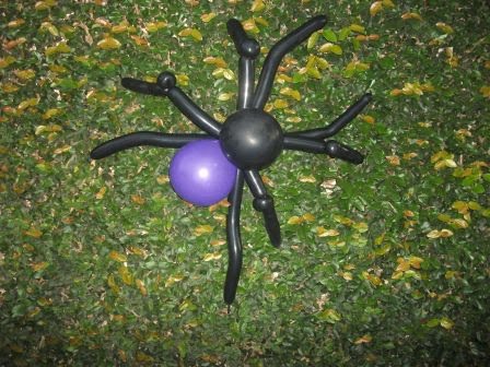 Decoração de aranha no jardim feito em balão