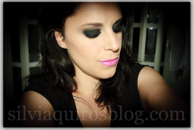Maquillaje intenso ahumado negro y labios fucsia intense smokey eye and fuchsia lips Silvia Quiros SQ Beauty