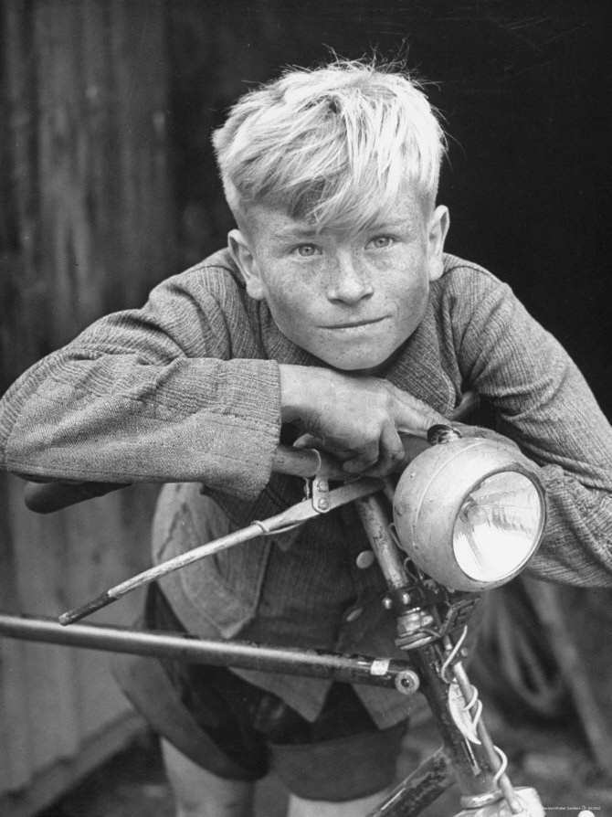 Life Through Walter Sanders' Lens vintage everyday