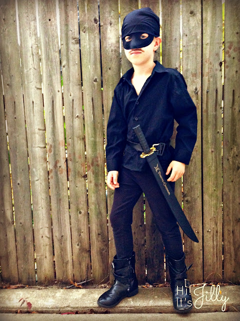 An easy DIY Dread Pirate Roberts Costume for all you Princess Bride fans out there! From Hi! It's Jilly. #halloween #costume #theprincessbride