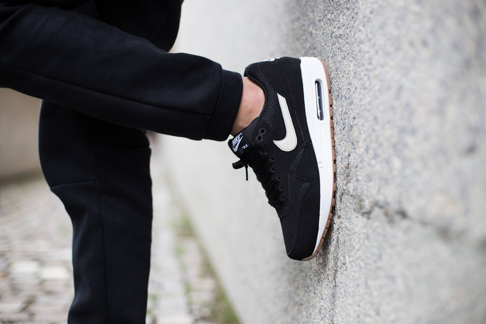 nike air max 1 essential black light bone