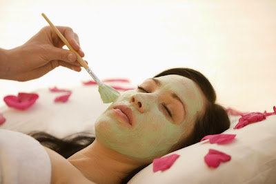 Khoảng thời gian trước khi đi ngủ là thời điểm vàng để bạn đắp mặt nạ tri-nam-voi-mat-na-duong-da