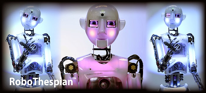 現代最新人形機器人羅伯莎士比亞多才多藝,從美加、歐洲到亞洲,世界各地都可看得到它表演的足跡,它演戲、模仿、說學逗唱樣樣行,最愛唱「你是我的花朵」,會放電、唱情歌來表達愛意,最近則學了最夯的江南Style。圖片來源:科工館。 現代最新人形機器人羅伯莎士比亞多才多藝,從美加、歐洲到亞洲,世界各地都可看得到它表演的足跡,它演戲、模仿、說學逗唱樣樣行,最愛唱「你是我的花朵」,會放電、唱情歌來表達愛意,最近則學了最夯的江南Style。圖片來源:科工館。