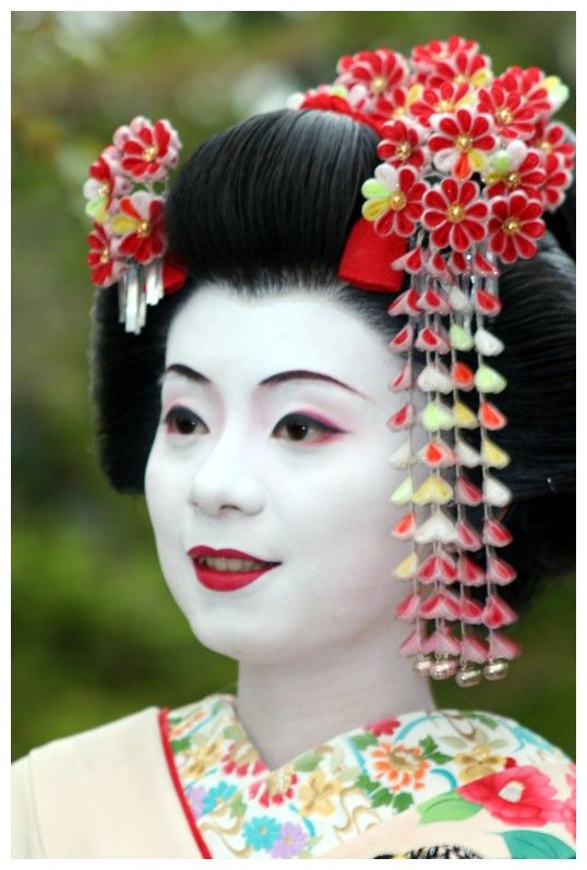 Maiko usando un arreglo Tsumami Kanzashi tradicional