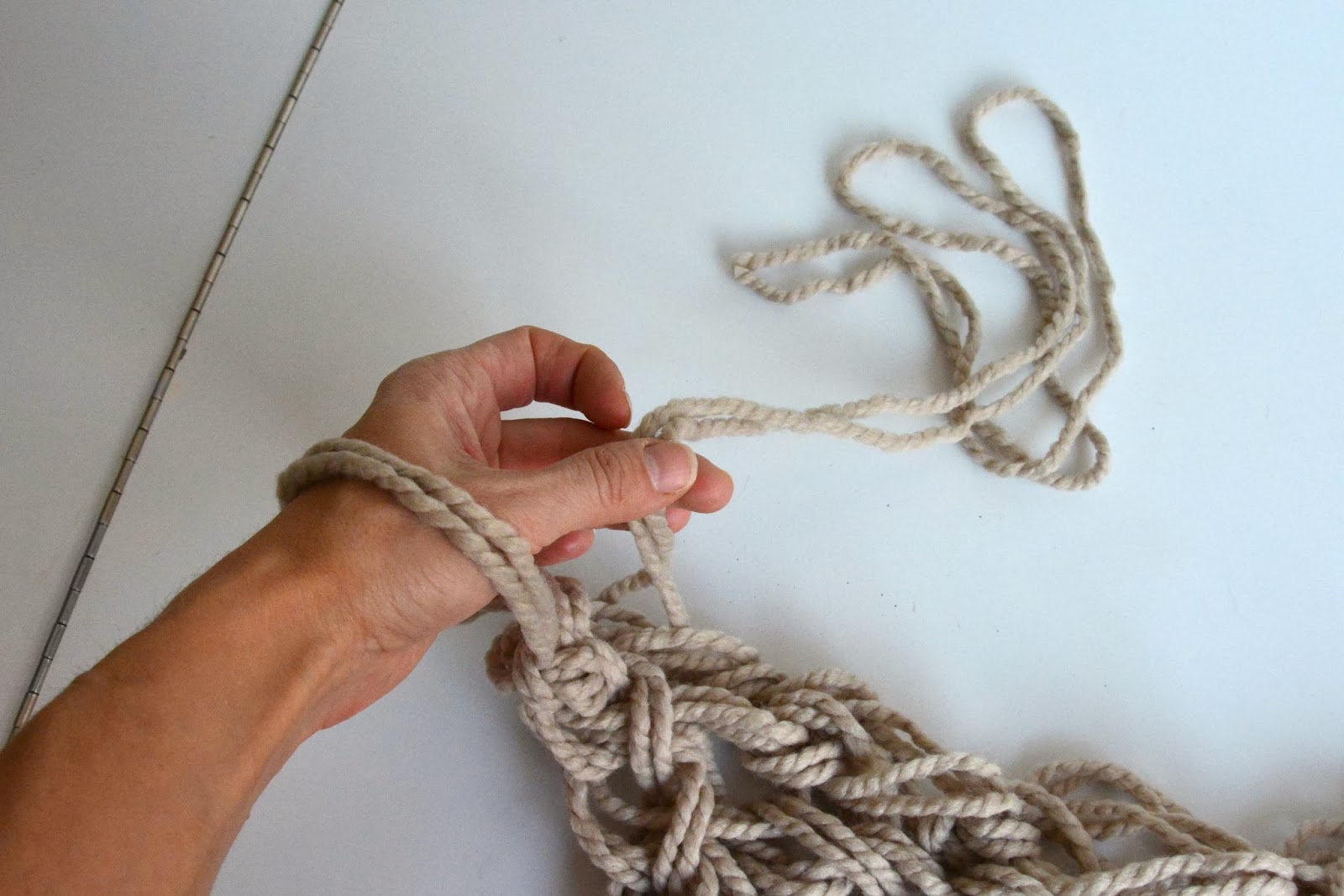 Aesthetic Nest Knitting Arm Knit Infinity Cowl (Tutorial)