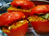 Tomates Assados Recheados com Cuscuz Tomates Assados Recheados com Cuscuz (vegana)