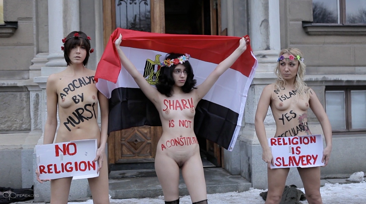 Agresiones sexuales en masa en Alemania por parte de "refugiados" Femen+and+aliaa+elmahdy+protest+morsi+in+stockholm+-+pIV43YFnHN