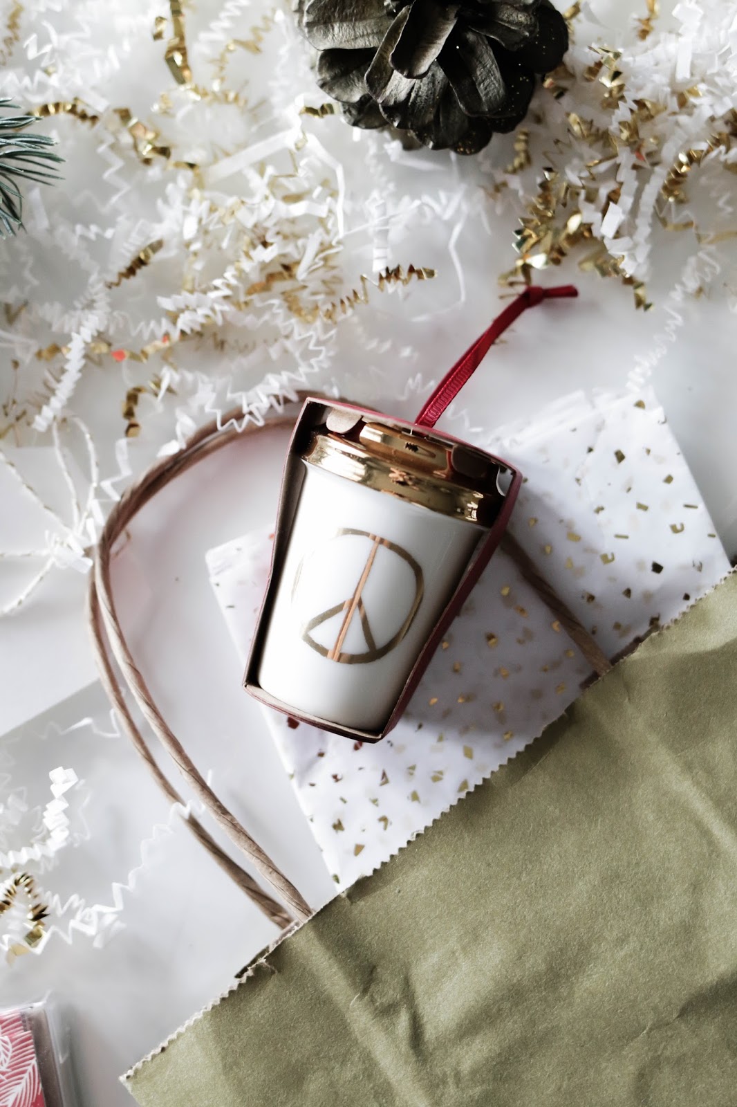 easy, last minute, gifts, gift ideas, starbucks, holidays, coffee, coffee lovers, gold mug, travel mug, starbucks ornament, thank you cards, stationary, holiday blend, hot cocoa, instant, latte, blog, lifestyle, fashion, blogger, dc