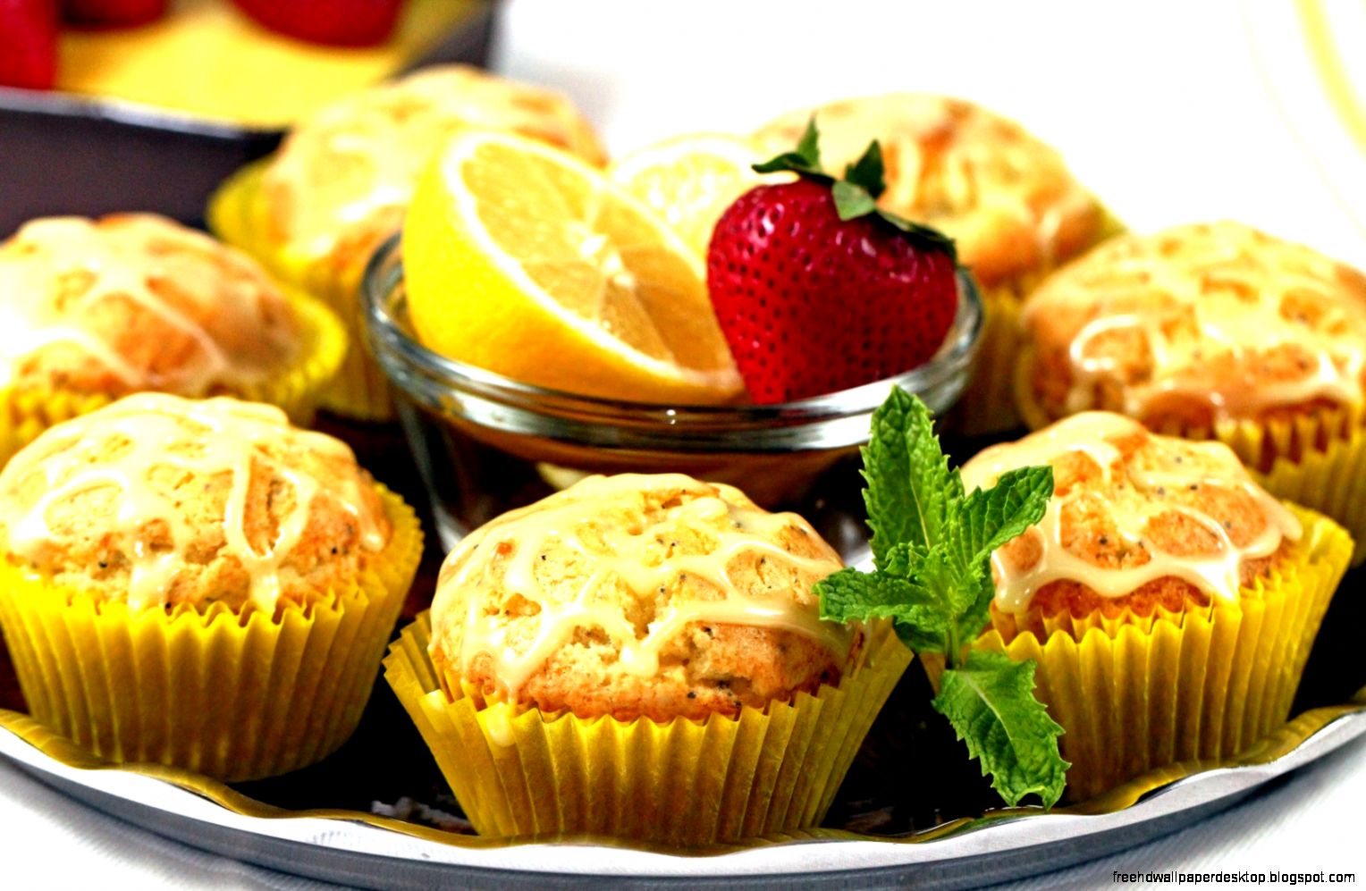 cupcakes bokeh chocolate saucer sweet food hd wallpaper cupcakes bokeh chocolate saucer sweet food hd wallpaper