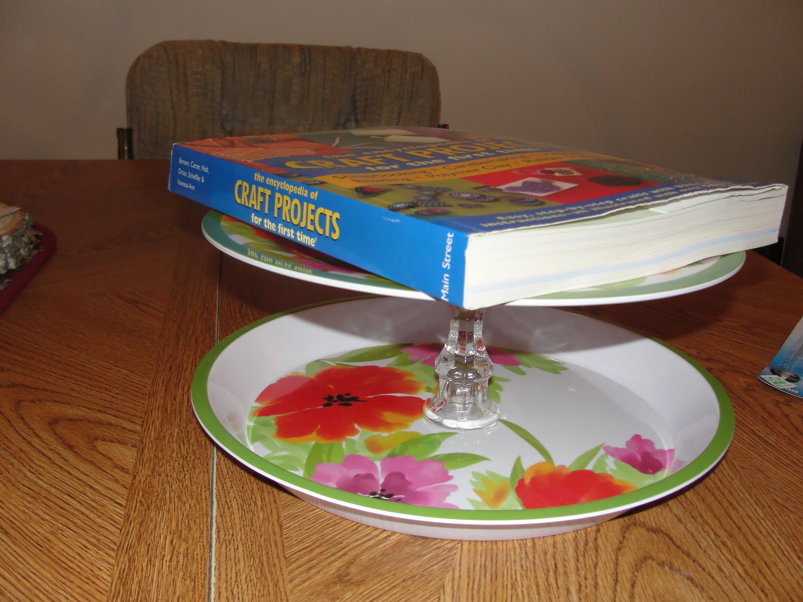 *Keepin it Thrifty* DIY Dollar Store Cupcake Stand {Tutorial}