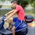 Eles transformaram uma scooter numa super mota capaz de lançar fogo pelo escape