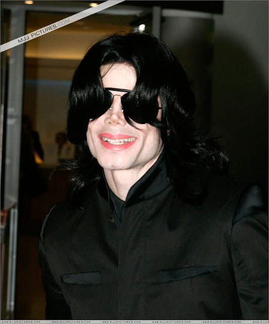*Anos Recentes - Somente fotos especiais dos anos mais recentes de Michael Jackson - Página 2 Michael_jackson_heatrow_june_2007+%282%29