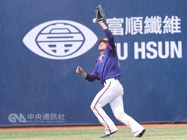 世界大學運動會棒球賽,中華隊整場領先的情況下,9 局下滿壘兩人出局,只差一球就能拿下勝利,卻因中外 野手王正棠(圖)接球失誤,3比4輸給法國隊,全場近 萬球迷一陣錯愕。 世界大學運動會棒球賽,中華隊整場領先的情況下,9 局下滿壘兩人出局,只差一球就能拿下勝利,卻因中外 野手王正棠(圖)接球失誤,3比4輸給法國隊,全場近 萬球迷一陣錯愕。