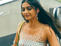 Bollywood Cute Girl Sonam Kapoor Wallpapers