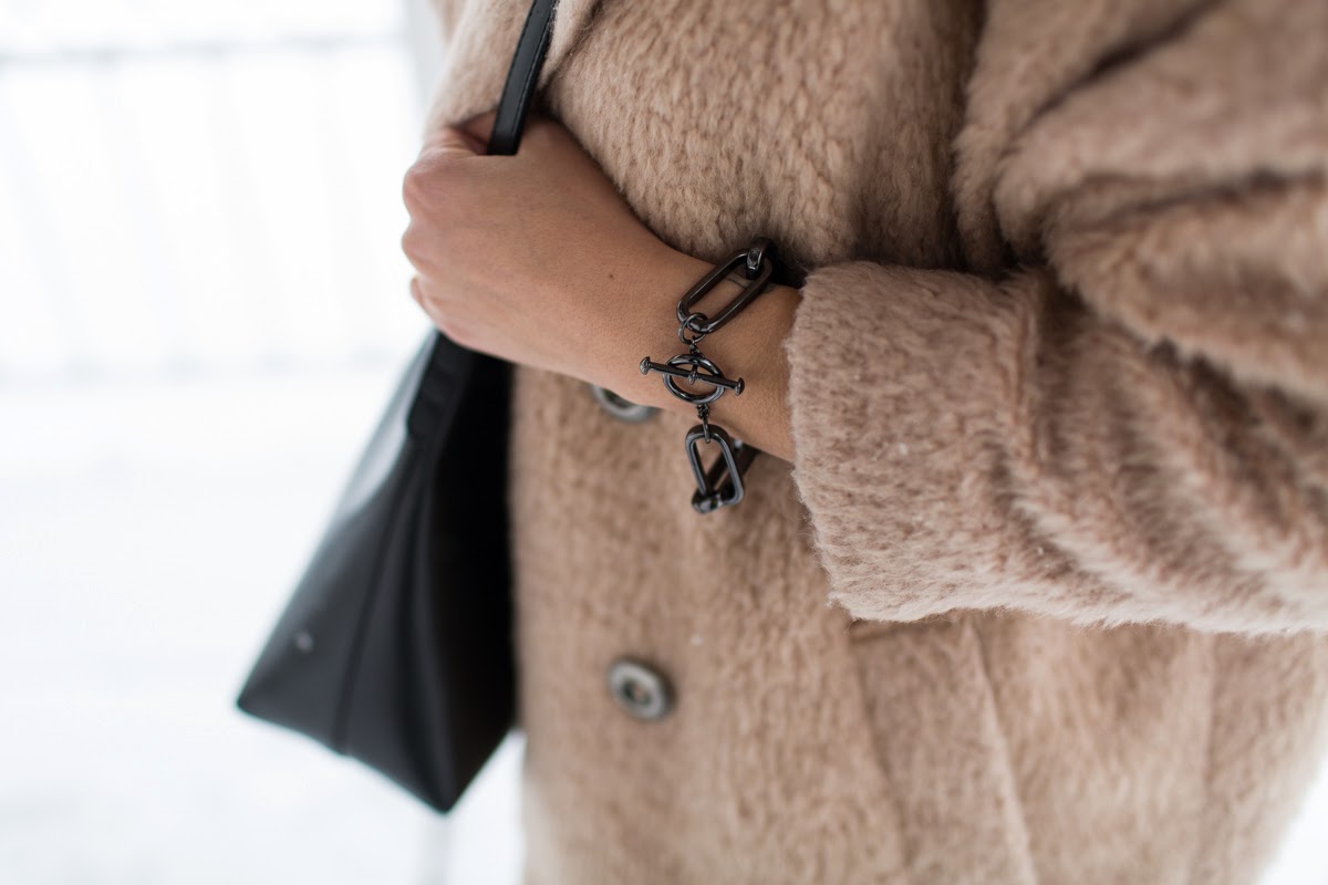 snow, day, outfit, starbucks, furry coat, brown boots, brown hat, mansur gavriel bucket bag, dc, style, blogger