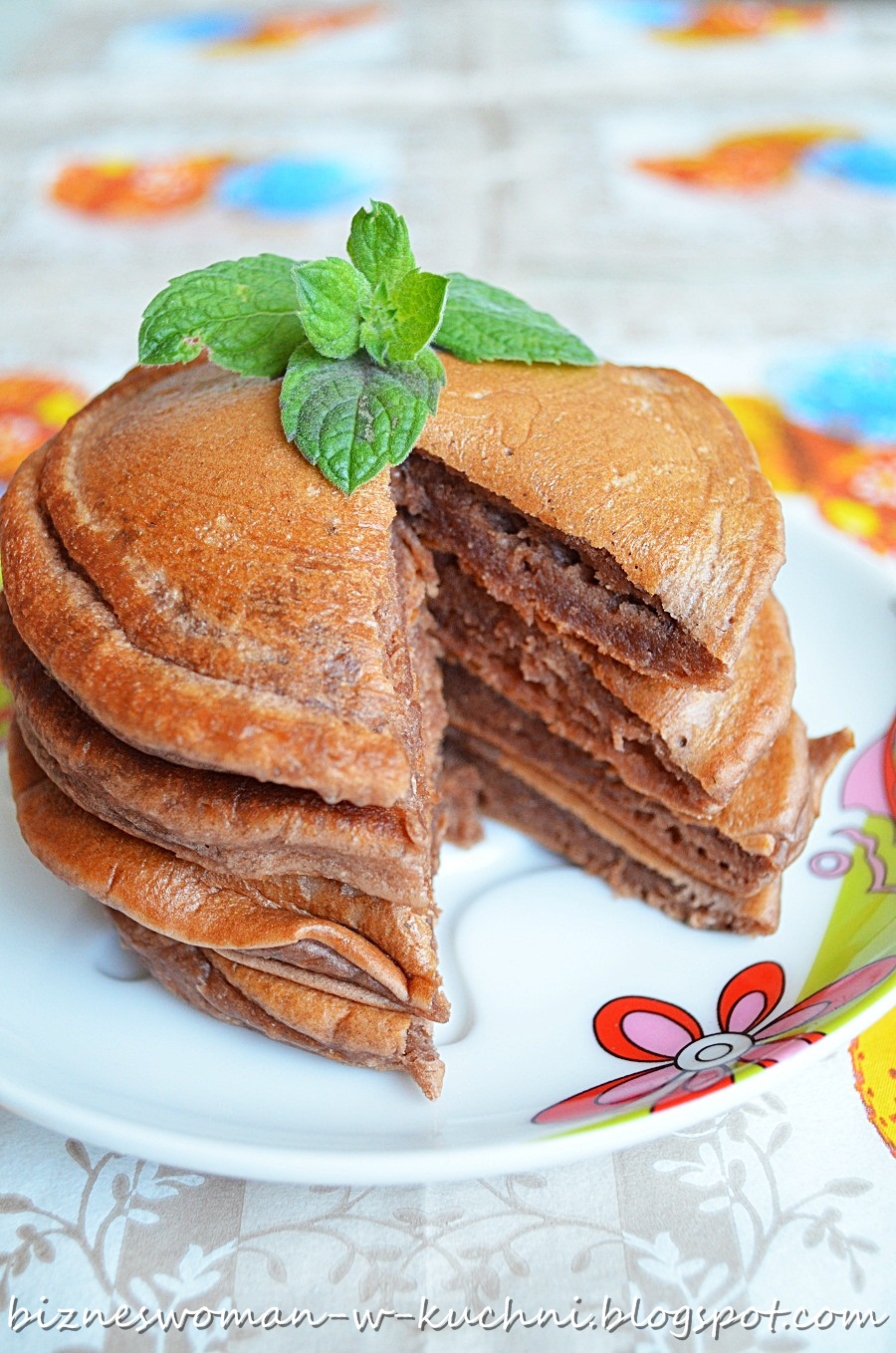 Bizneswoman w kuchni Czekoladowe pancakes z jogurtem