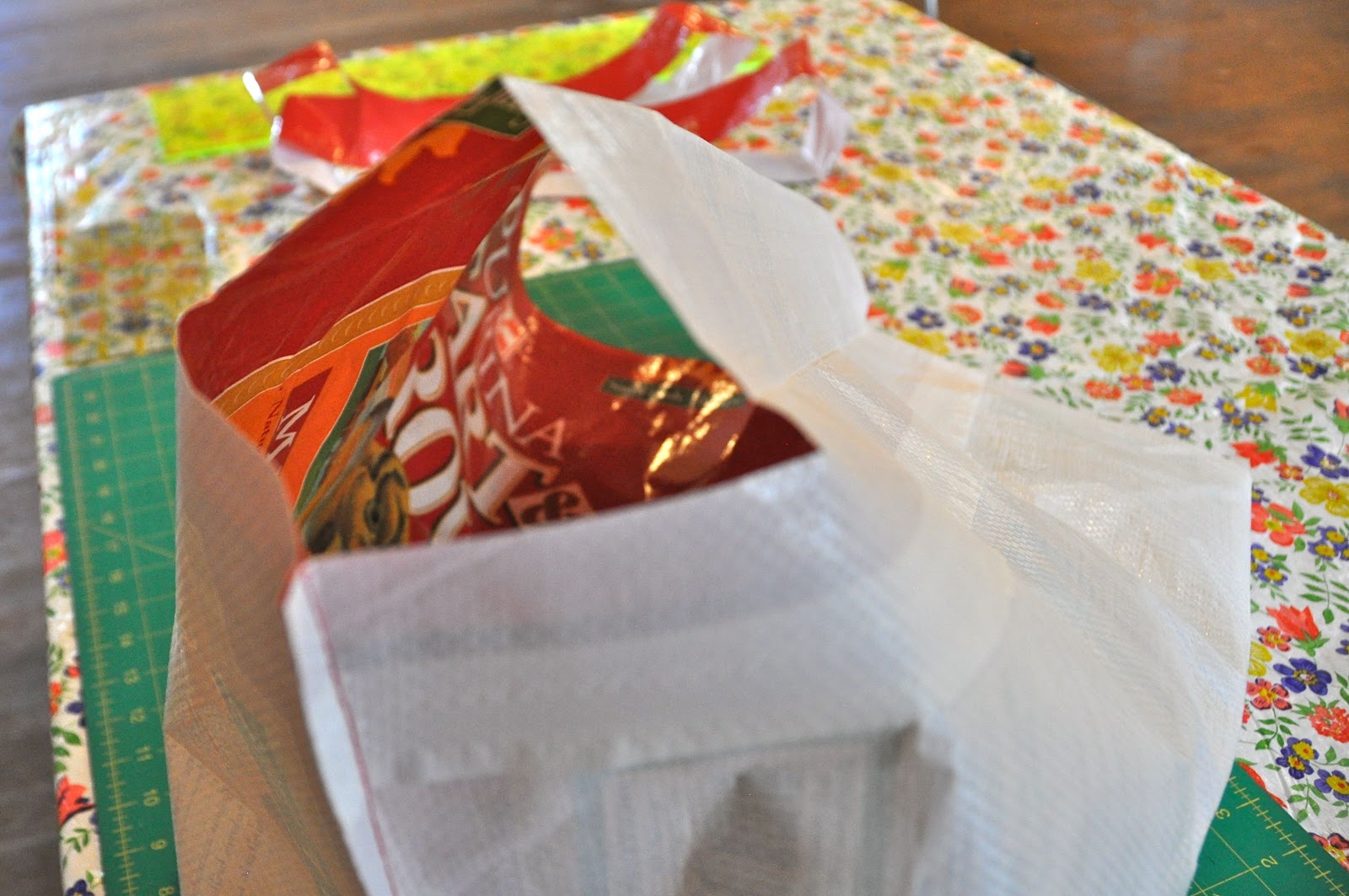 LuAnn Kessi Feed Sack Tote Bag.....Tutorial