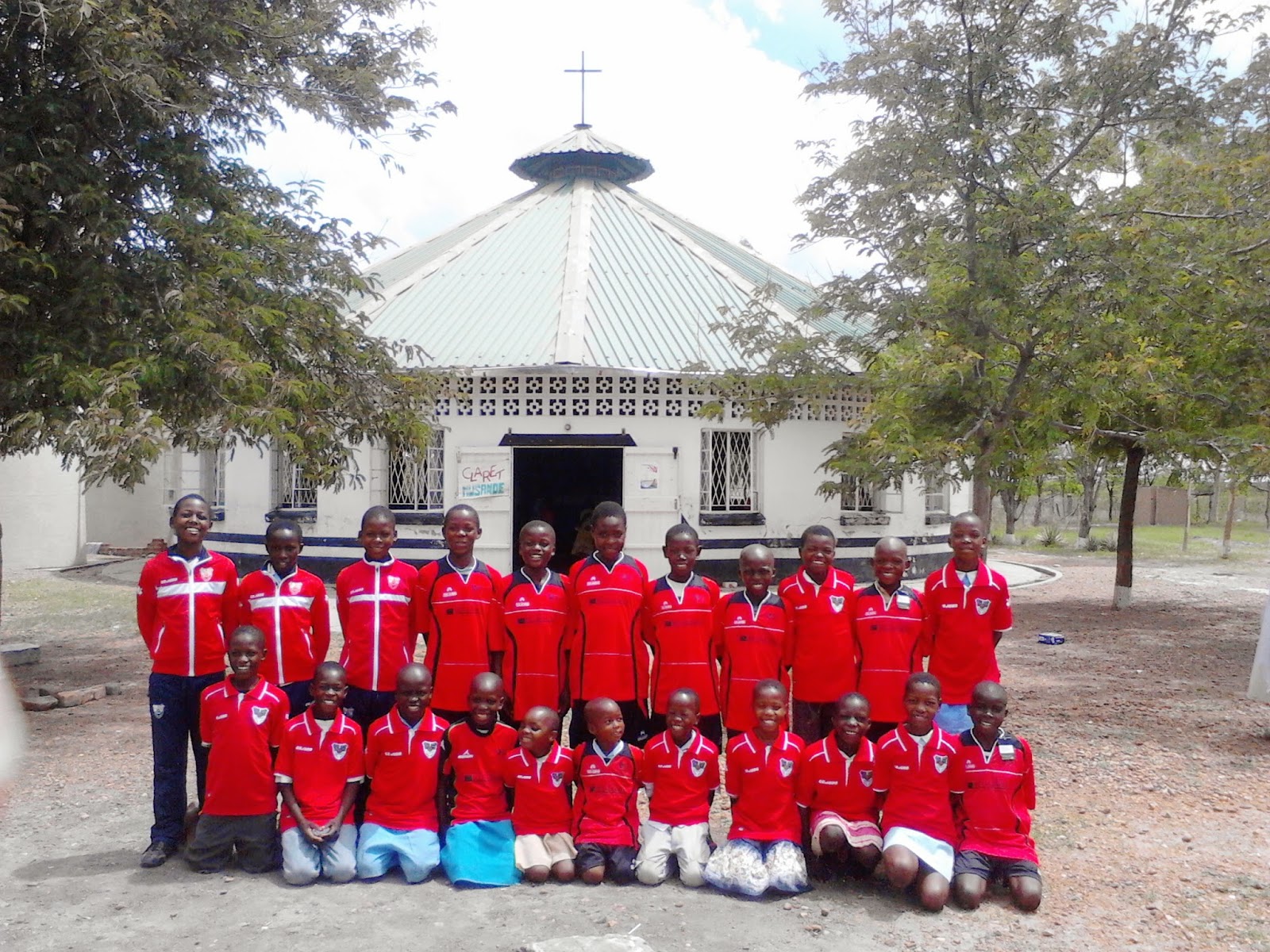 niños_ante_iglesia_zimbawe_mision_gaditana zimbawe_niños_mision_manolo_ogalla_misionero