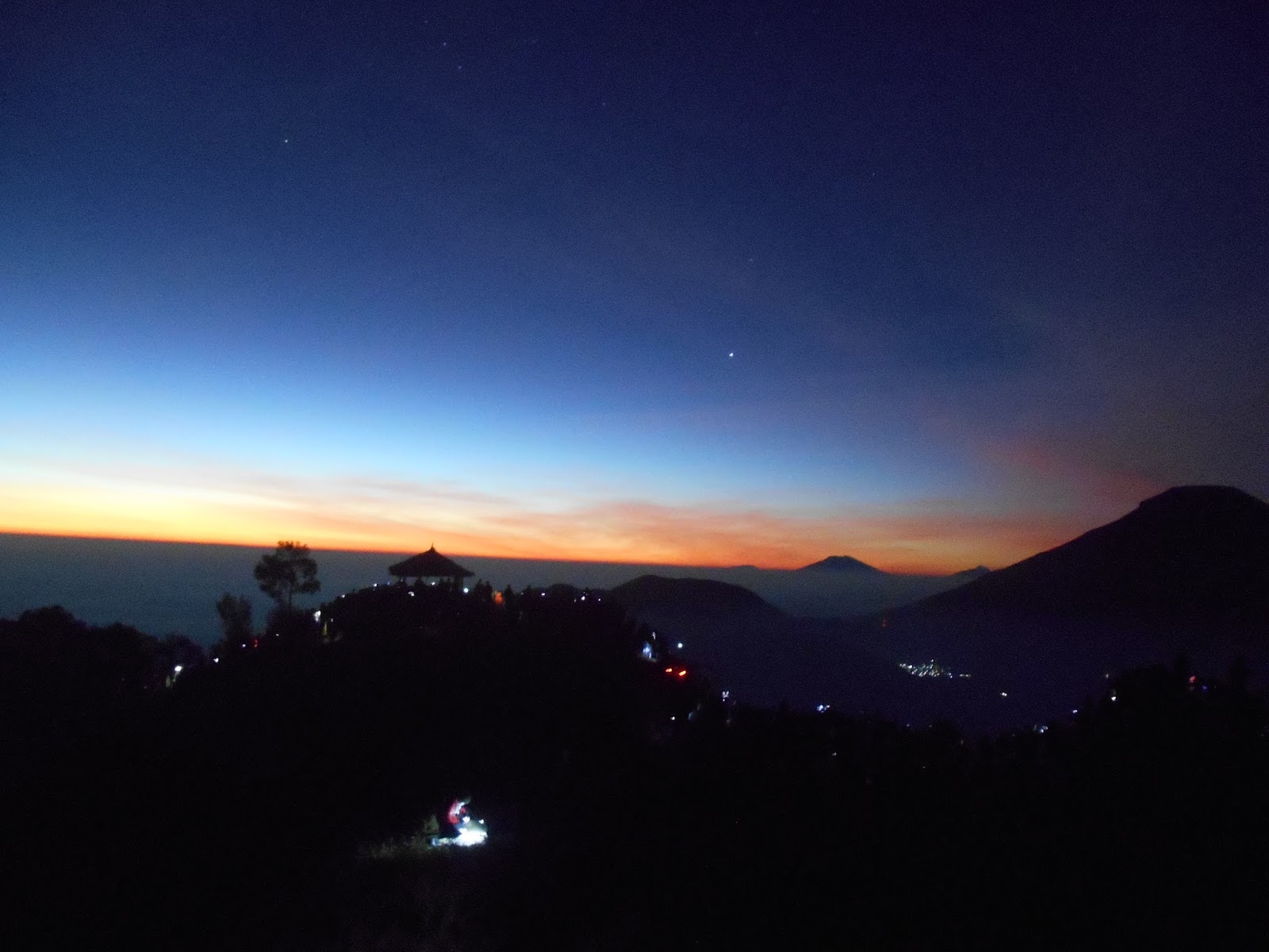 Golden Sunrise Bukit SIkunir Dataran Tinggi Dieng dan ...