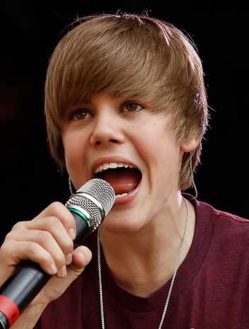 justin bieber young pics. justin bieber hairstyle for