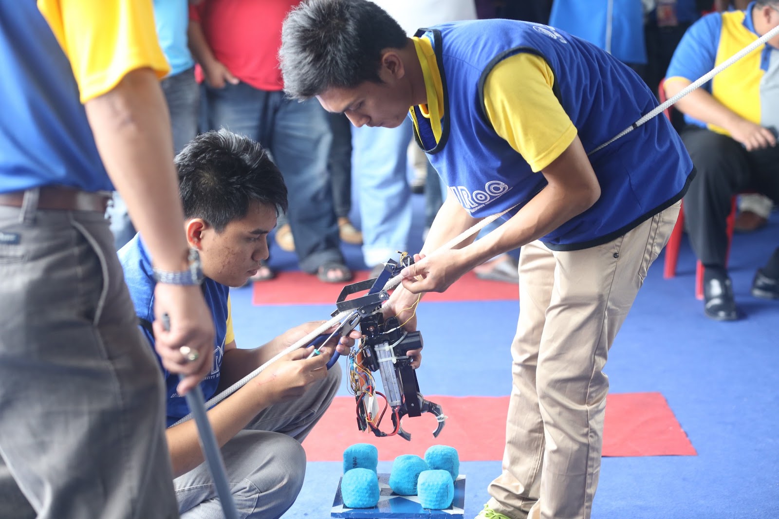 MIRoC 2013 ROPE CLIMBING ROBOT