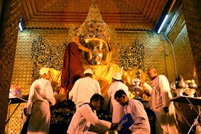 The maha muni buddha statue