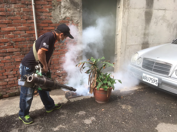 台中市環保局防止病媒蚊孳生,已展開噴藥工作。 台中市環保局防止病媒蚊孳生,已展開噴藥工作。