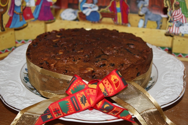 Incredible cakes with edible flowers that look too good to eat! THE HUNGRY VEGGIE: VEGAN CHRISTMAS CAKE