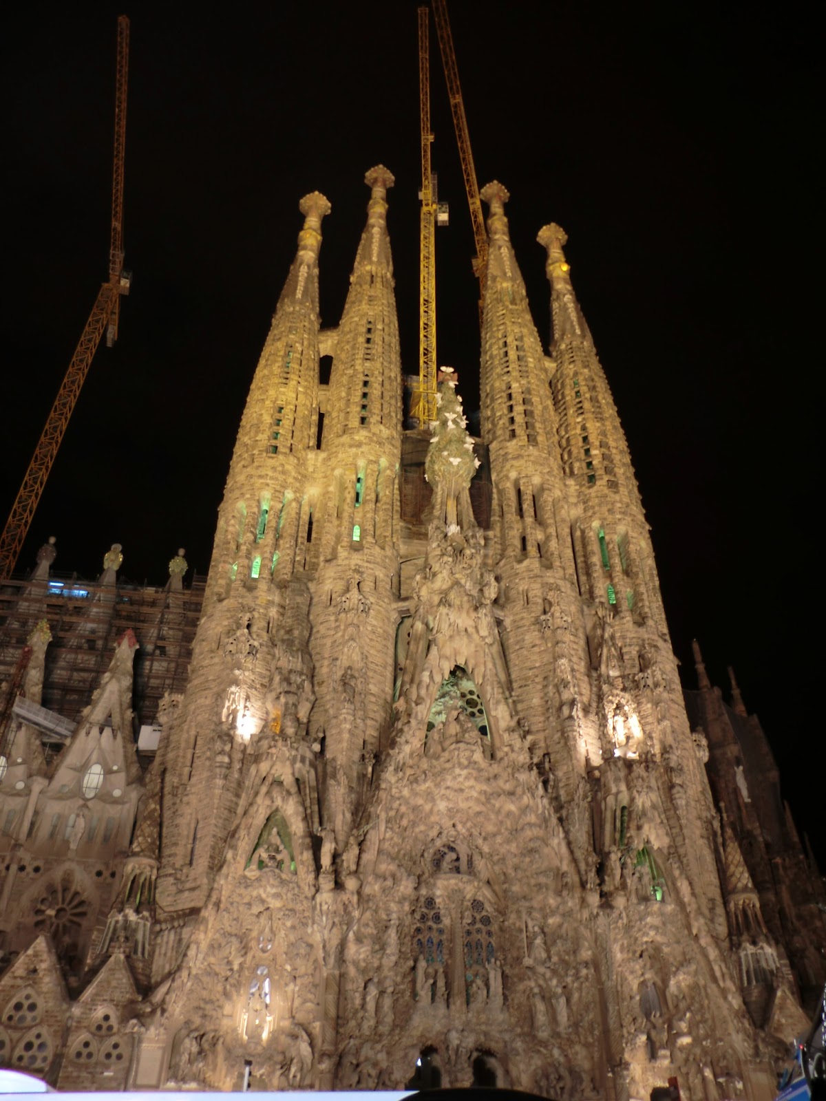 Barcelona 彼と彼女とcafemos サグラダファミリアのライトアップ