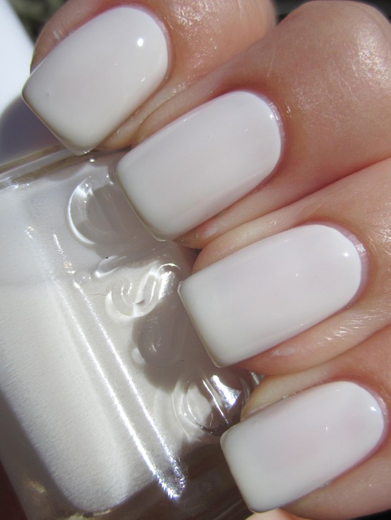StyleJustEasier White nail trend