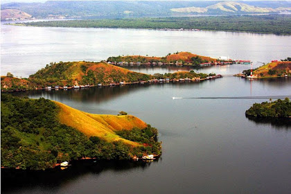 Pesona Objek Wisata Alam Danau Sentani Papua
